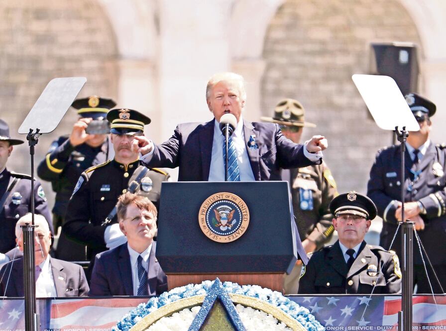 El presidente Donald Trump encabezó ayer una ceremonia que tuvo lugar en la escalinata del Capitolio con motivo del Día de Memoria a los Oficiales de la Paz. (PABLO MARTÍNEZ. AP)