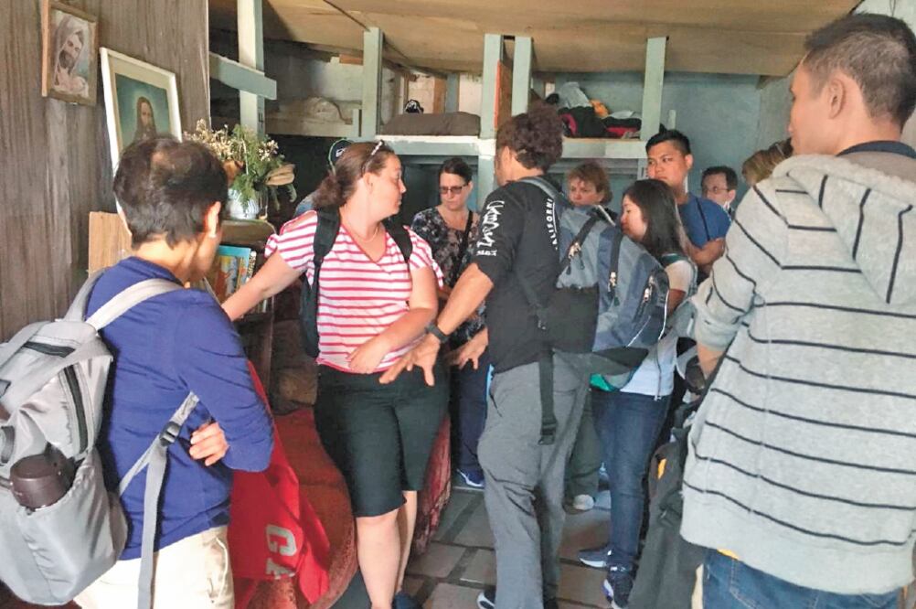Grupos de turistas visitan el albergue situado en Playas de Tijuana, donde observan las precarias condiciones en las que están los migrantes. Foto/GABRIELA MARTÍNEZ. EL UNIVERSAL