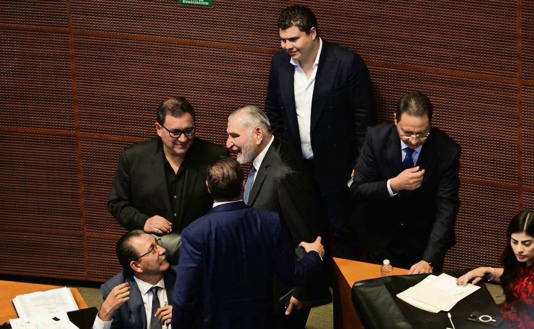 Adán Augusto López Hernández escuchó los discursos de la oposición desde su escaño, mientras dialogaba con otros legisladores. Foto: Carlos Mejía / EL UNIVERSAL
