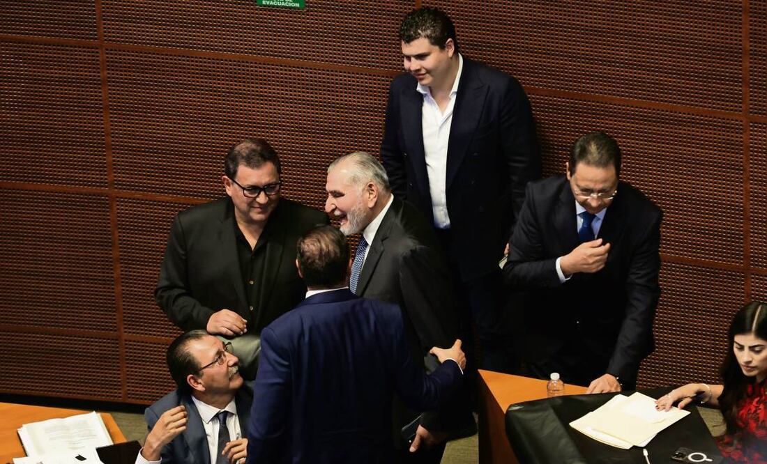 Adán Augusto López Hernández escuchó los discursos de la oposición desde su escaño, mientras dialogaba con otros legisladores. Foto: Carlos Mejía / EL UNIVERSAL