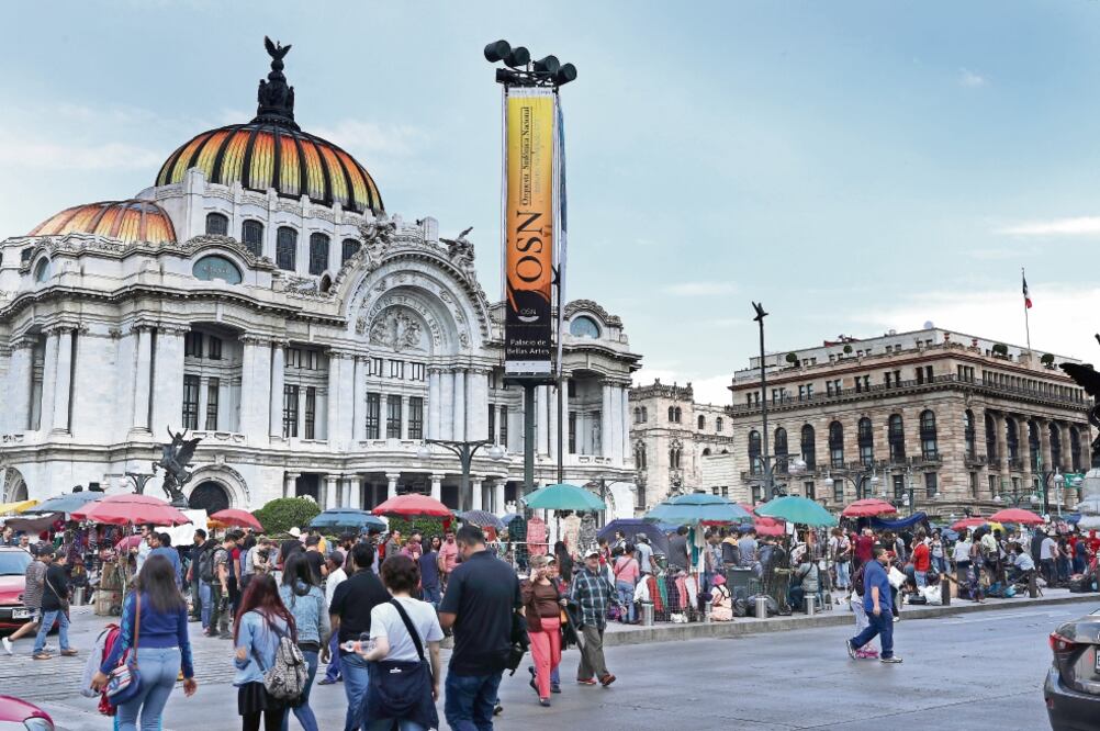 Con motivo de los festejos del Día de Muertos autoridades permitieron la instalación de puestos en la explanada del Palacio de Bellas Artes (LUCÍA GODÍNEZ. EL UNIVERSAL)