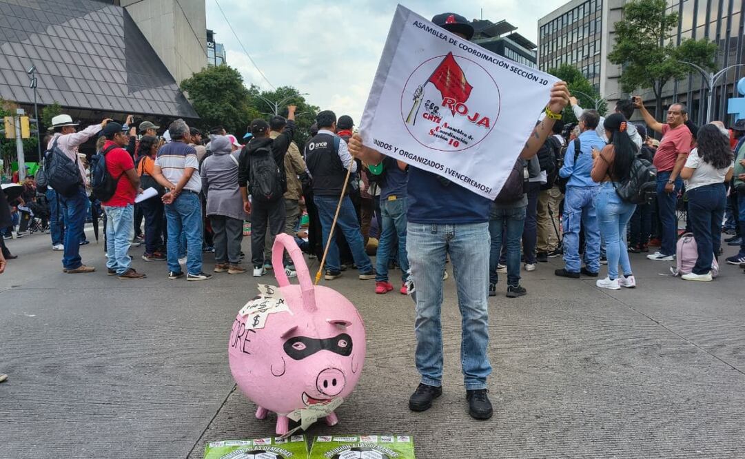 Bajo consignas como "Si no hay solución seguiremos en plantón" y "Solución, solución y vamos al salón", maestros pertenecientes al CNTE mantienen cerrado el cruce de Paseo de la Reforma, Avenida Juárez y Bucareli.
Foto:Luis Camacho/EL UNIVERSAL