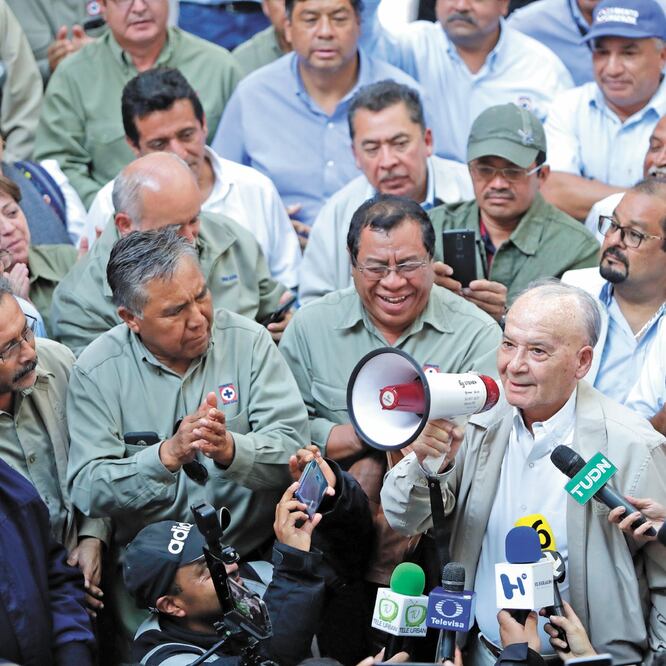 Guillermo Álvarez, director general de La Cruz Azul (con altavoz), ayer al ingresar al corporativo de la cooperativa, luego de retomar las instalaciones por orden judicial. IVÁN STEPHENS. EL UNIVERSAL