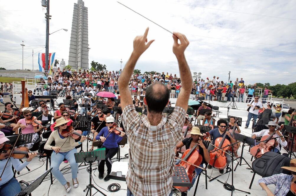 La Orquesta Sinfónica de la Universidad de Las Artes, en el ensayo de la ceremonia que presidirá el domingo el papa Francisco en la Plaza de la Revolución, en La Habana (LUIS CORTÉS. EL UNIVERSAL)