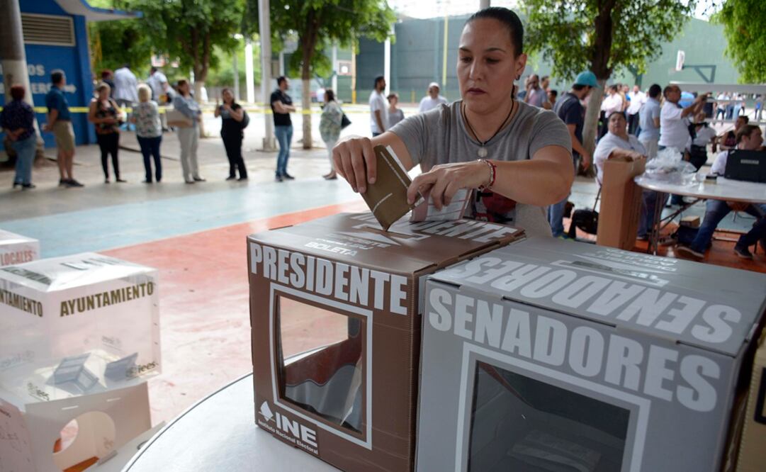 Es posible que haya filas aún a las 6 de la tarde y por ello algunas casillas no podrán cerrar hasta que voten los ciudadanos ya formados. Foto: EFE/Juan Carlos Cruz