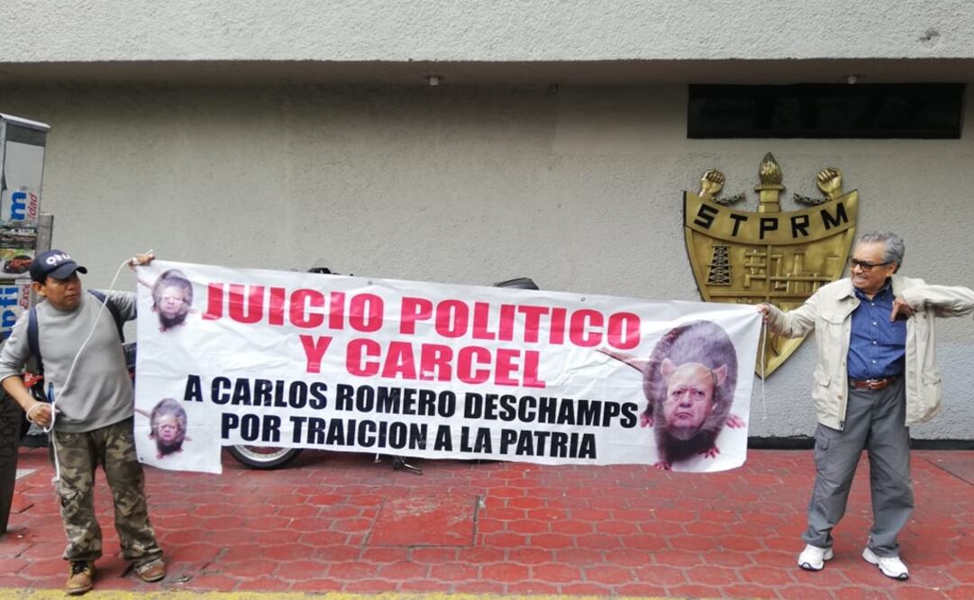 "Juicio Político y Cárcel para Carlos Romero Deschamps  por traición a la patria", expresaron en una manta. Foto: Astrid Rivera / EL UNIVERSAL