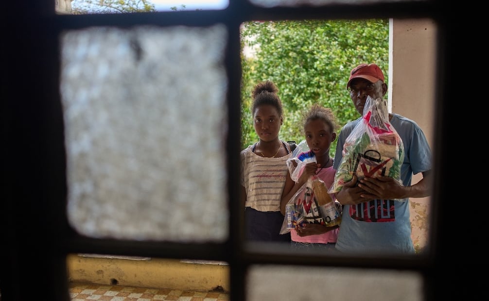 Cubanos reciben paquetes mexicanos con arroz, frijoles y aceite distribuidos casa por casa en el municipio Plaza. Foto: AP.