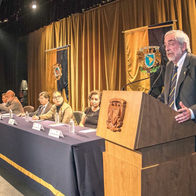 El rector Enrique Graue durante la inauguración de la exposición Producir conservando. Biodiversidad y comunidades sostenibles. Foto: ESPECIAL