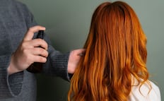 ¿Es bueno aplicarse perfume en el cabello?