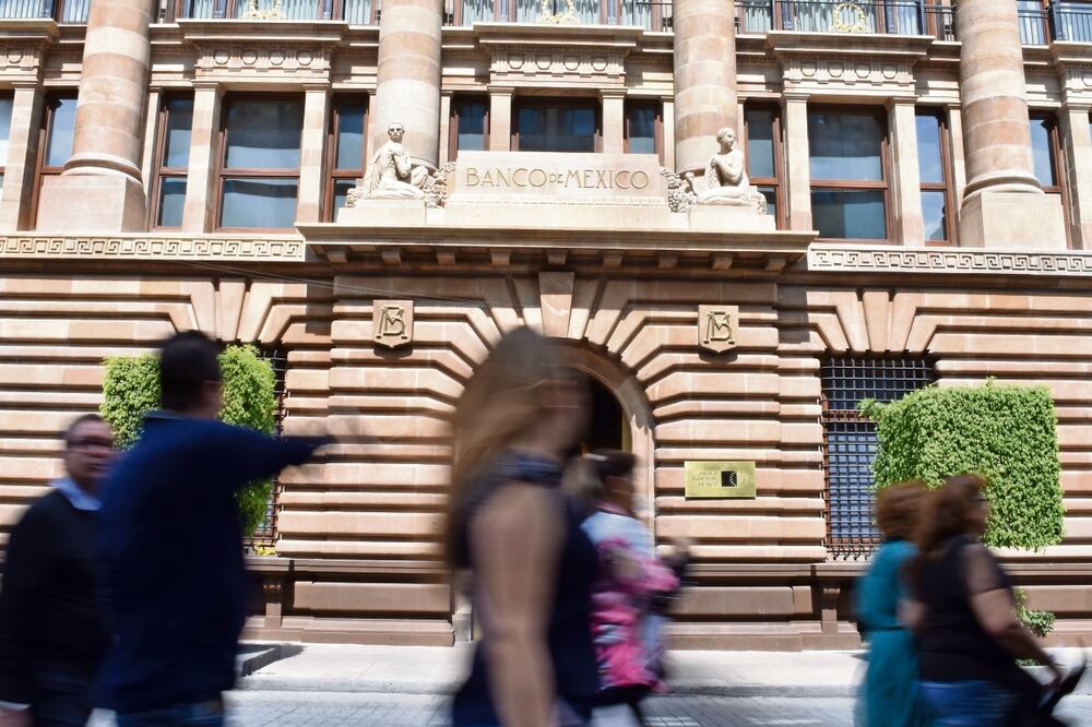 De acuerdo con Banxico, para el 2025 la paridad cambiaria pasó de 20 a 20.59 unidades por cada billete verde, y más presiones para el 2026 con una cotización de 21.23 desde los 20.53 pesos de la consulta pasada. Foto: Archivo/El Universal