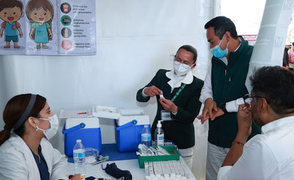 Preparación de dosis contra sarampión previo a su aplicación durante una jornada de vacunación. Foto: Especial.