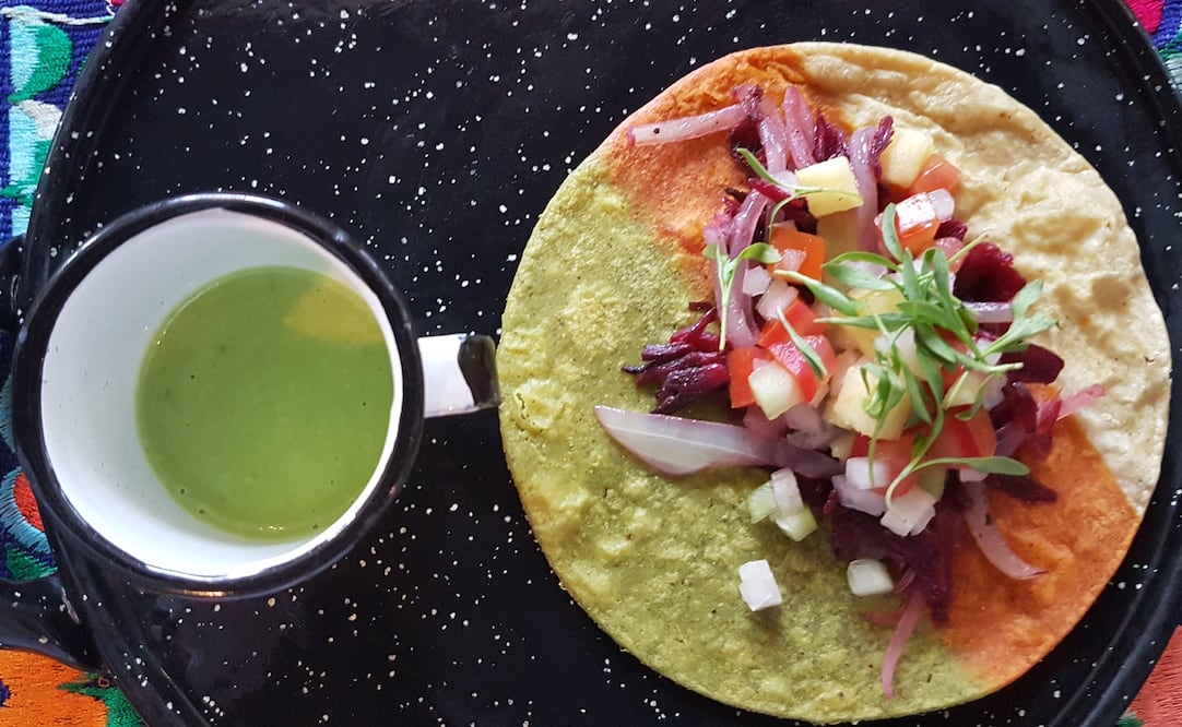 Taco de flor de Jamaica con salsa de habanero y serrano. Se sirve en Los Dones. (Foto: Claudia Ramírez)