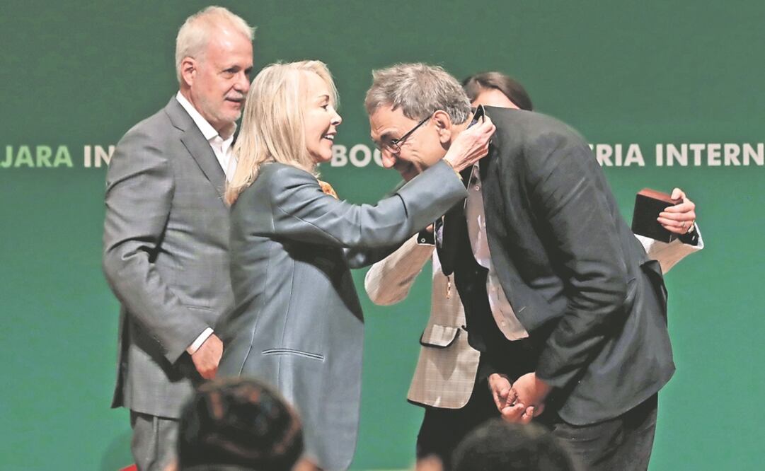 Silvia Lemus entregó la medalla Carlos Fuentes al escritor turco Orhan Pamuk, premio Nobel de Literatura 2006. Foto: FOTOS: JUAN BOITES. EL UNIVERSAL