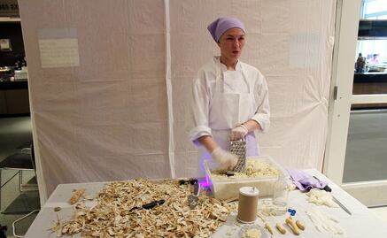 Mexicana ralla rábanos en performance sobre migrantes