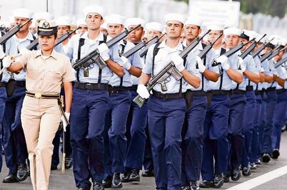 Natalia cumple su sueño de desfilar con la Marina 