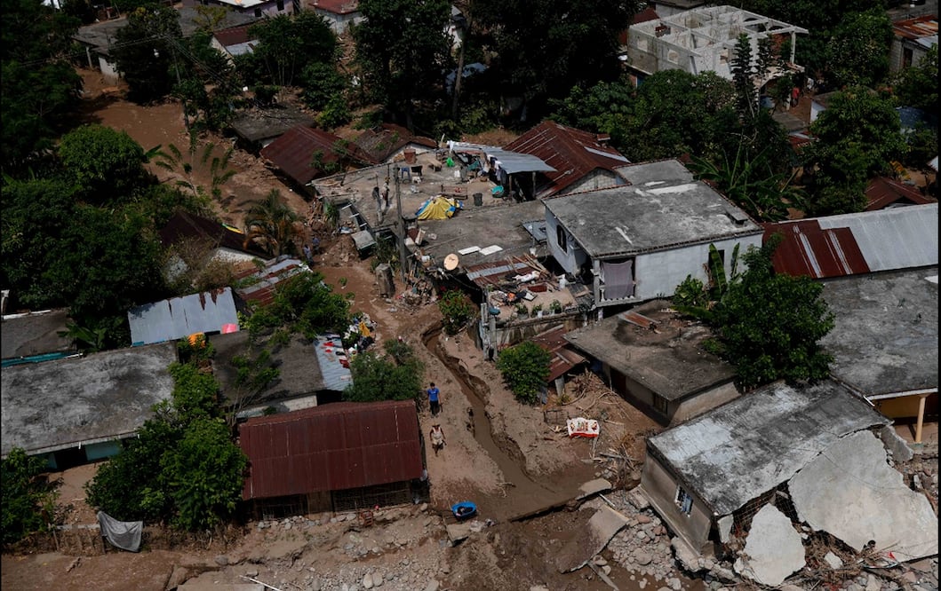 En la localidad de Chahuatlán, Veracruz, más de la mitad de las viviendas resultaron afectadas, tras las intensas lluvias del 10 de octubre que provocaron el desbordamiento del río, el 20 de octubre de 2025. Foto: Diego Simón Sánchez/EL UNIVERSAL