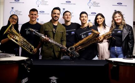 Luis Fonsi entrega instrumentos en escuela afectada por sismos 