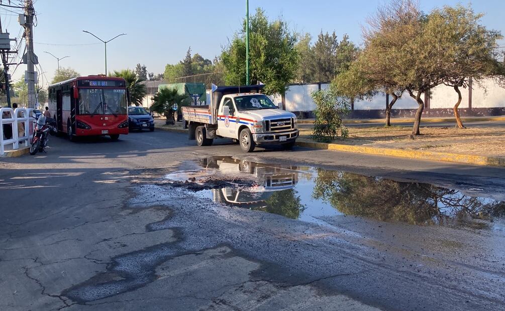 Vecinos de la colonia San Juan de Aragón V sección, reportan fuga de agua. Foto: Juan Carlos Williams