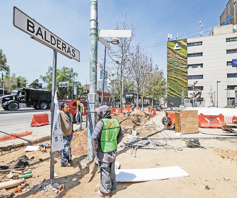 En un recorrido de EL UNIVERSAL se observó que por la mañana llega material para continuar los trabajos en banquetas y camellones sobre avenida Chapultepec. Algunos comerciantes se muestran molestos por las obras. Foto: DIEGO SIMÓN. EL UNIVERSAL