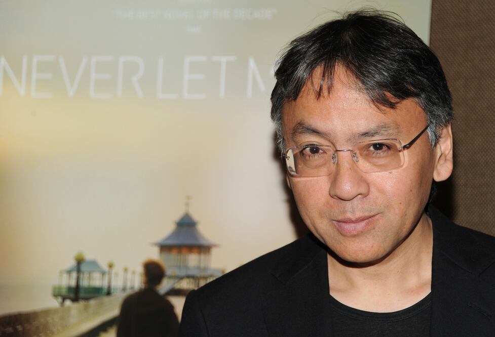 En esta foto del 14 de septiembre del 2010, el escritor Kazuo Ishiguro asiste a una función especial de "Never Let Me Go" en Nueva York.  (AP)