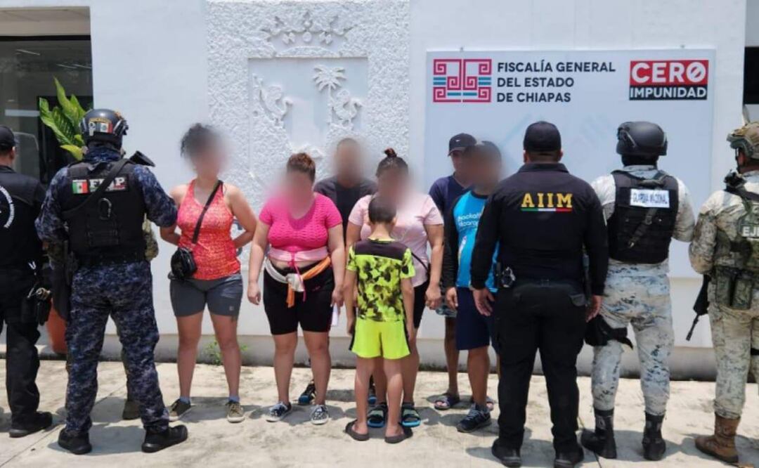 Se rescató a 7 migrantes cubanos entre ellos 3 hombres, 3 mujeres y un menor de edad que eran víctimas de extorsión en Chiapas (30/04/2025). Foto: Cortesía FGE