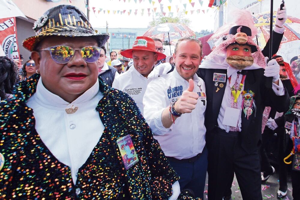 El candidato a la Jefatura de Gobierno llevó a cabo un recorrido por calles de la colonia Martín Carrera, en el que estuvo acompañado de comparsas, a quienes prometió otorgarles apoyo económico. Foto: Especial