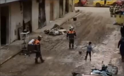 VIDEO: Bomberos comparten emotivo momento jugando al futbol con un niño luego de la tragedia por la DANA en Valencia