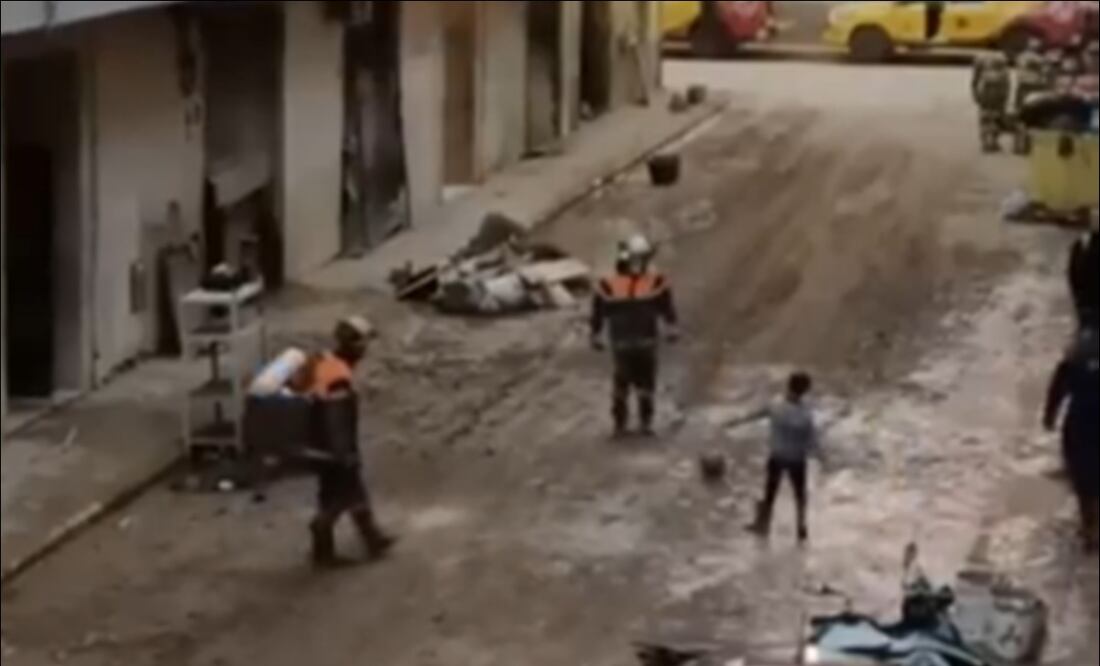 Bomberos comparten momento emotivo con un niño jugando al futbol / Foto: Especiales
