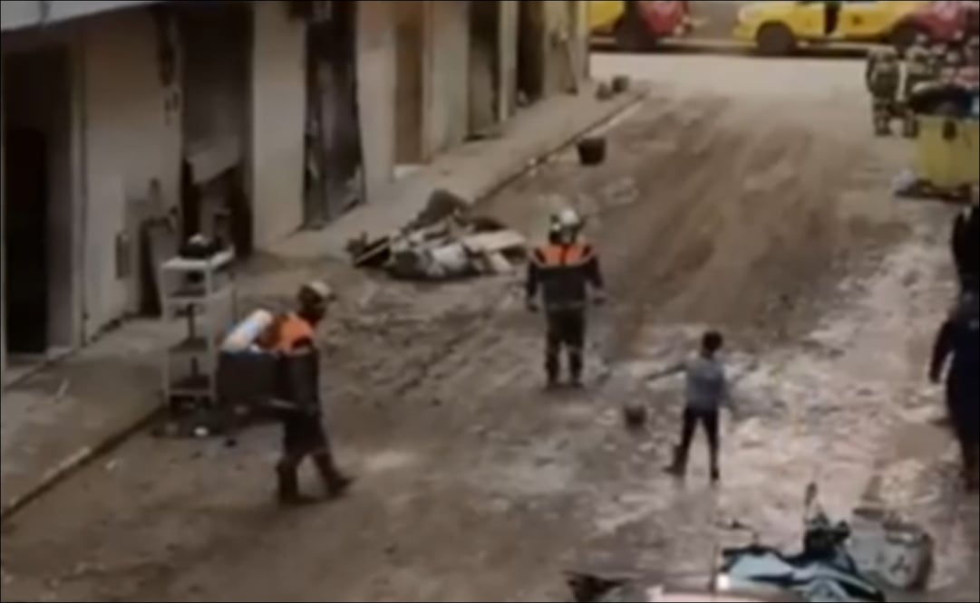 Bomberos comparten momento emotivo con un niño jugando al futbol / Foto: Especiales