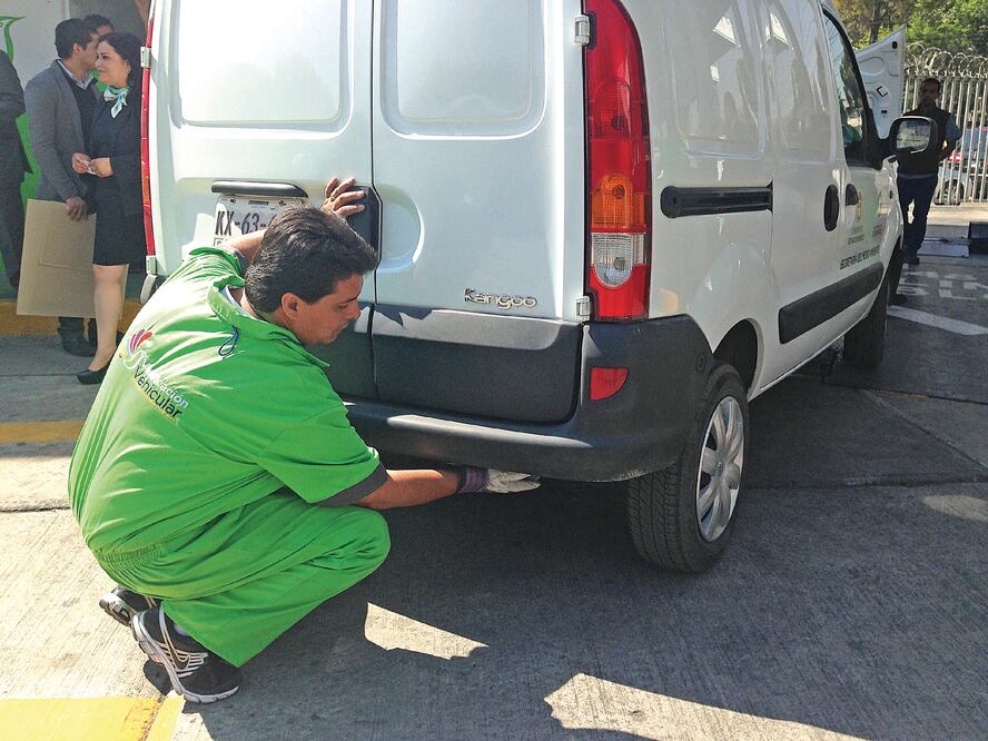 En la Gaceta Oficial del Gobierno mexiquense se publicó que “se eliminará” lo relativo al otorgamiento de hologramas conforme al modelo de los vehículos (ARCHIVO EL UNIVERSAL)