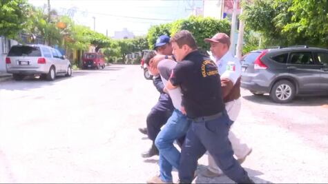 Perdona a esposo por arrastrarla; salen de prisión de la mano 