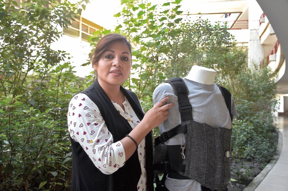 La estudiante de la UNAM, Wendy Cruz Fabián, muestra orgullosa el invento que presentó en la Semana del Diseño de Dubái. (ALONSO ROMERO. EL UNIVERSAL)