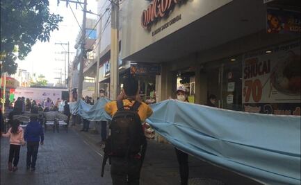 Colocan cubrebocas de 70 metros de largo en mercado de Sinaloa