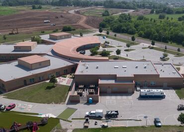 Tiroteo en escuela de EU deja dos adultos gravemente heridos