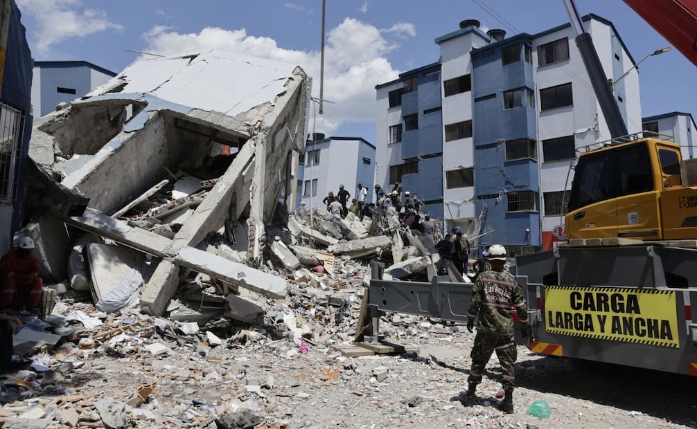 Integrantes del Ejército colombiano y voluntarios realizan labores de rescate entre los escombros de un edificio afectado por el terremoto (11/08/2026). Foto: EFE