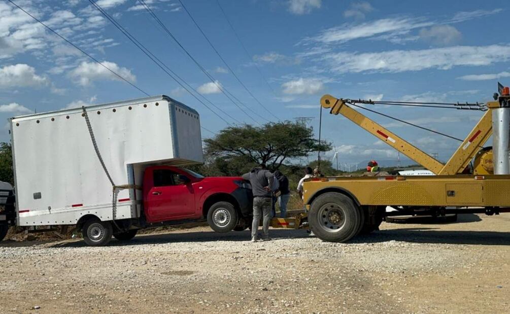Remolcan a la camioneta volcada por fuertes vientos (11/11/2025). Foto: Especial