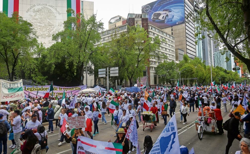 Los marchistas exigen a los senadores cumplir con su compromiso histórico por la democracia y la supervivencia de la República. Foto: Luis Camacho | El Universal