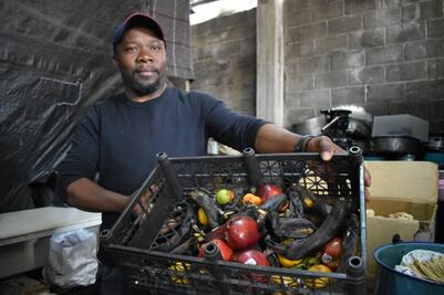 Denuncian que banco de alimentos envía comida echada a perder a refugio de migrantes