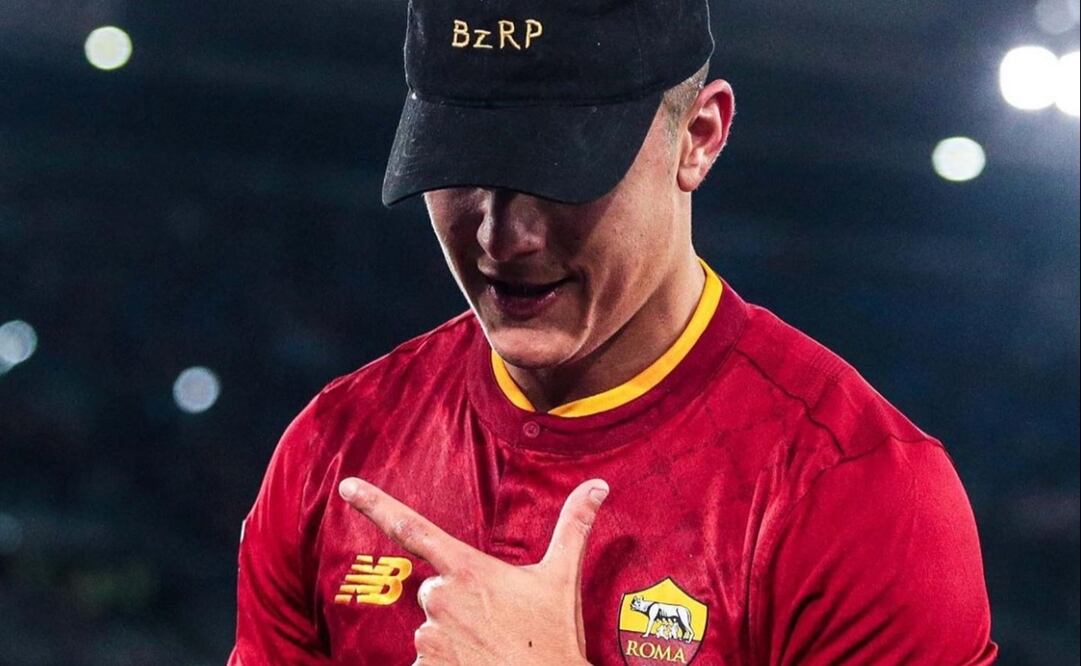 El argentino posó con la gorra del músico / Foto: Especiales 