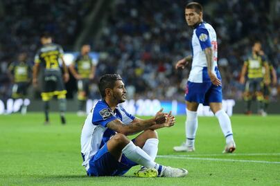 ‘Tecatito’ se lesionó en la derrota del Porto