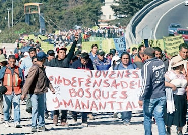 Marchan comuneros contra obras del Tren Interurbano
