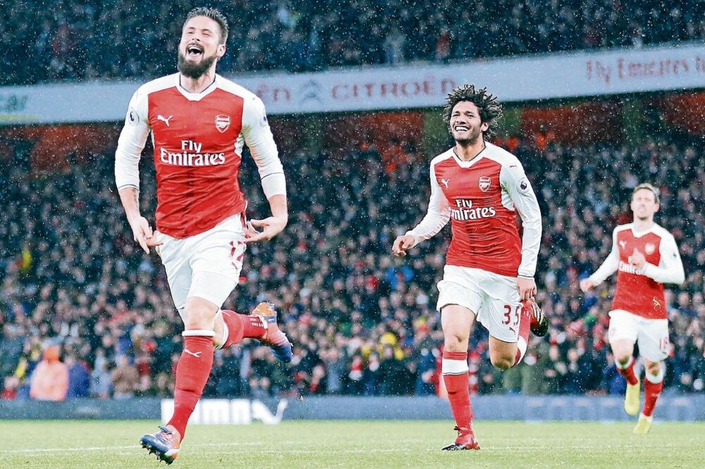 Con una obra de arte, Giroud (izq.) abrió la ruta del triunfo de los “Gunners”. (FRANK AUGSTEIN. AP)