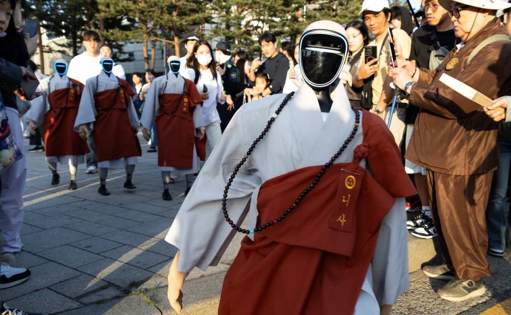 La procesión reunió a miles de personas y mostró una nueva cara del budismo coreano. (17/05/26) Foto: EFE