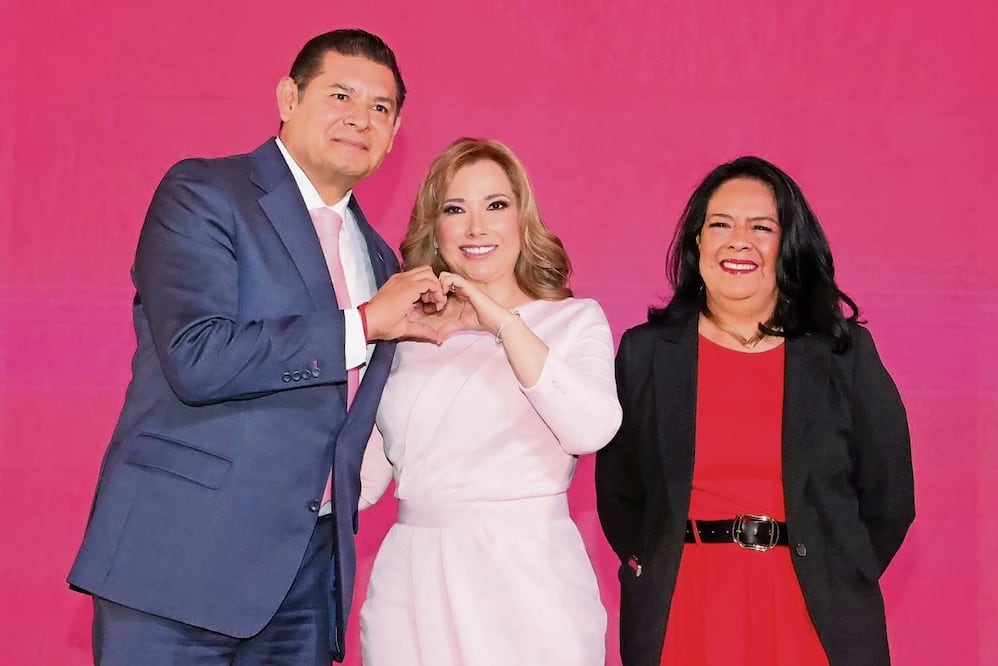 Alejandro Armenta junto a su esposa Ceci Arellano, directora del DIF Estatal, y la titular del DIF nacional. Foto: Especial
