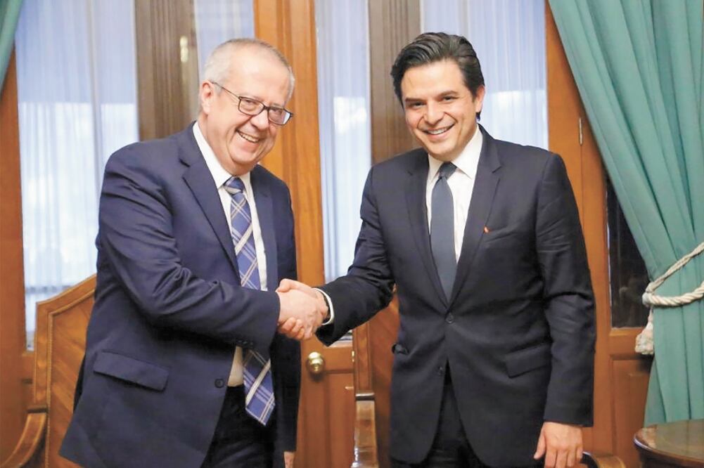 El secretario de Hacienda, Carlos Urzúa, y el director del IMSS, Zoé Robledo, acordaron ayer establecer mecanismos de coordinación en Palacio Nacional / FOTO TOMADA TWITTER