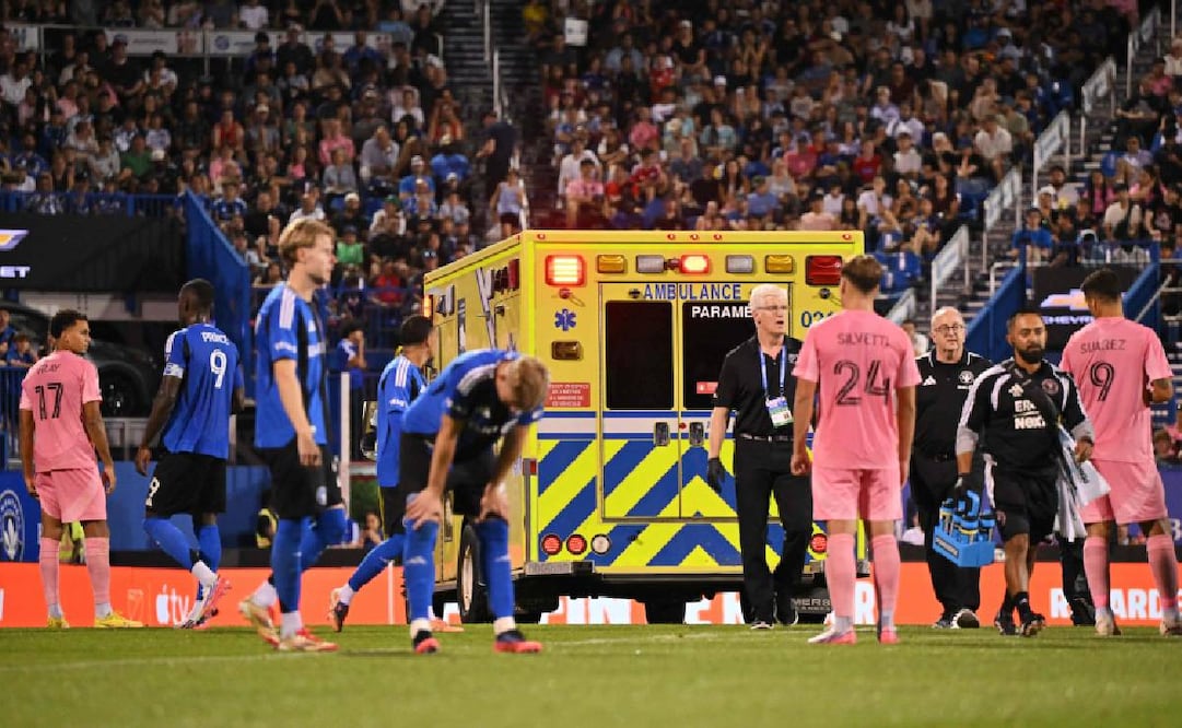 Germán Berterame se retiró del campo de juego en ambulancia / Foto: AFP