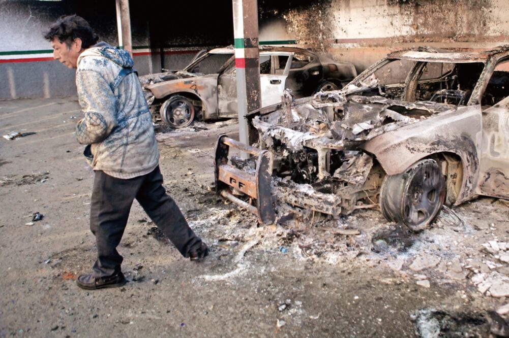 Tras los enfrentamientos entre 2 mil manifestantes y policías estatales y federales, el jueves pasado, dos personas fallecieron (JORGE SERRATOS. EL UNIVERSAL)