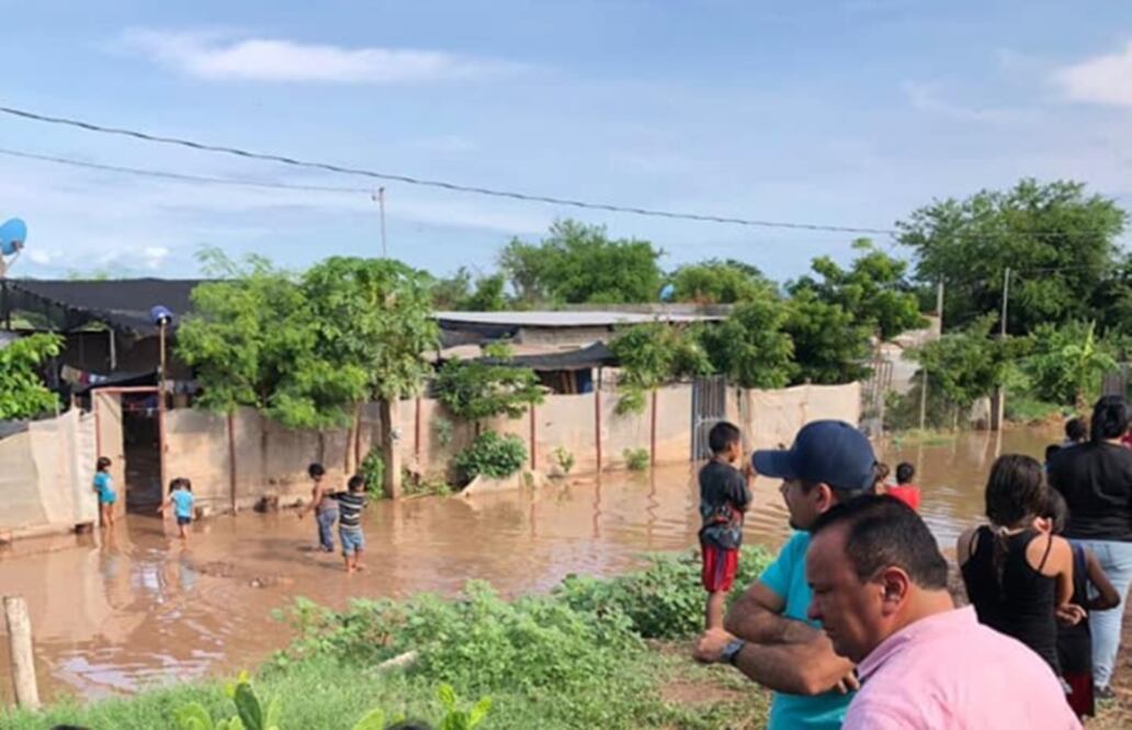 En los municipios de Ahome y Navolato se procedió al desalojo de familias, cuyos hogares sufrieron inundaciones provocadas por la tormenta “Ivo”. Foto: Especial