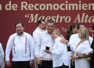 Rinden homenaje a maestros por 40 años de servicio en Tamaulipas; gobernador reconoce su labor