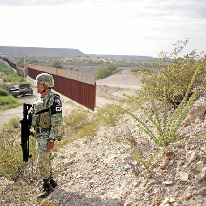 Elementos de la Guardia Nacional vigilaron una sección del muro fronterizo entre México y Estados Unidos desde Ciudad Juárez, Chihuahua. Foto/JOSE LUIS GONZALEZ. REUTERS